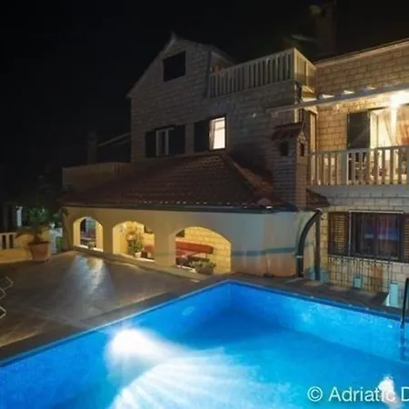Ferienvilla In Ruhiger Lage Mit Pool *