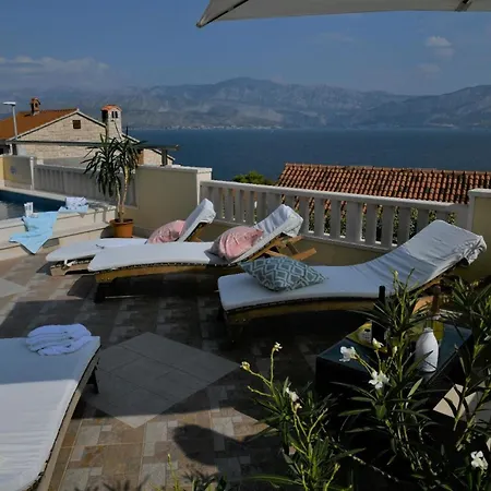 Ferienvilla In Ruhiger Lage Mit Pool