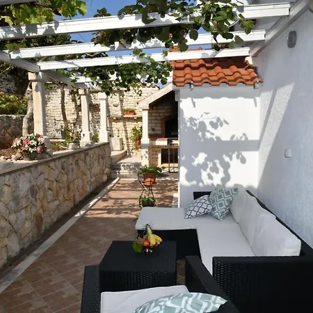 Ferienvilla In Ruhiger Lage Mit Pool