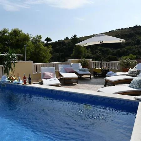 Ferienvilla In Ruhiger Lage Mit Pool * Postira