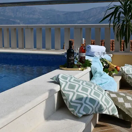 Ferienvilla In Ruhiger Lage Mit Pool *