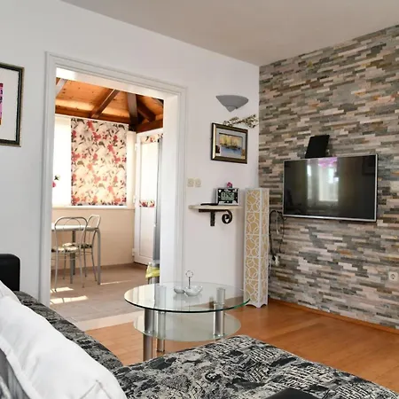 Ferienvilla In Ruhiger Lage Mit Pool Ferienhaus Postira